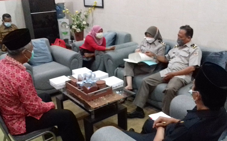 Dua pegawai BPN Probolinggo saat dipanggil oleh DPRD Kota Probolinggo terkait dugaan pungli.