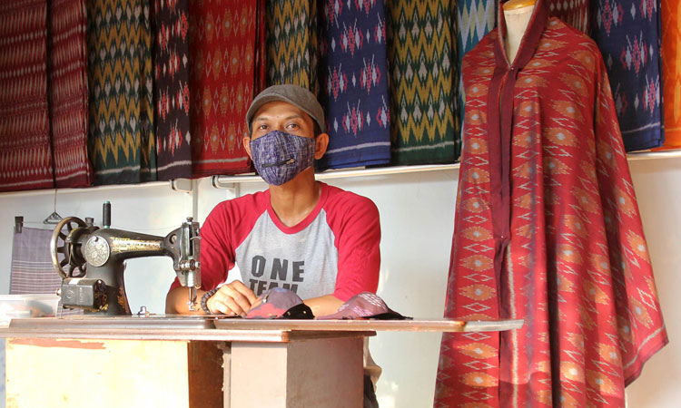 Erwin, pemilik usaha Tenun Bandoel di sentra tenun ikat Bandar Kidul, Kecamatan Mojoroto. (foto: ist/)