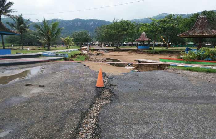 Beberapa akses dan fasilitas di kawasan wisata Pantai Teleng Ria Pacitan yang hancur di terjang banjir. foto: YUNIARDI S/ BANGSAONLINE