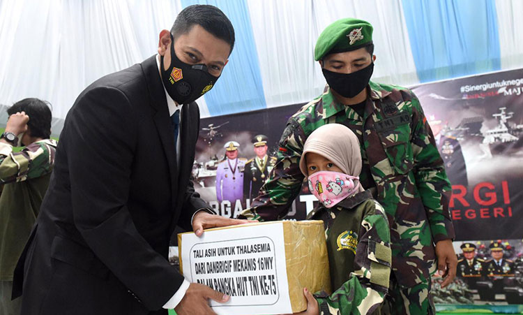 Wali Kota Kediri, Abdullah Abu Bakar saat memberikan tali asih kepada anak asuh thalasemia (kelainan darah bawaan). (foto: ist).