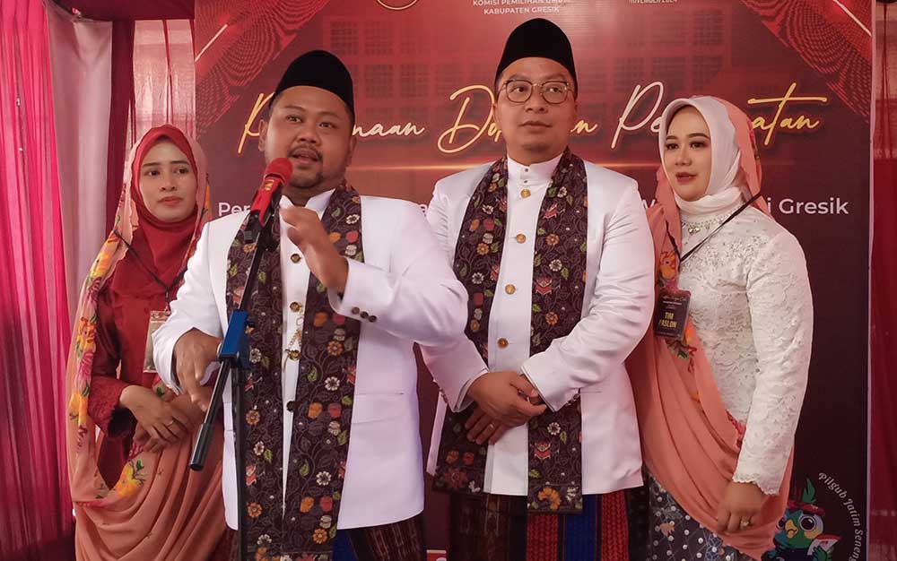 Pasangan Yani-Alif memberikan keterangan pers usai mendaftar bacabup dan bacawabup di KPU Gresik. Foto: SYUHUD/ BANGSAONLINE