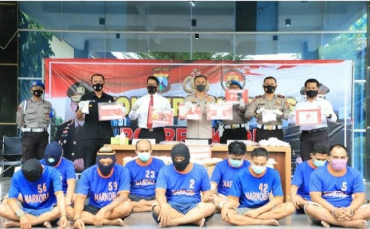 Kapolres Kediri AKBP Lukman Cahyono, S.I.K., M.H. dan jajaran Satresnakoba Polres Kediri saat menggelar jumpa pers. (foto: ist.)