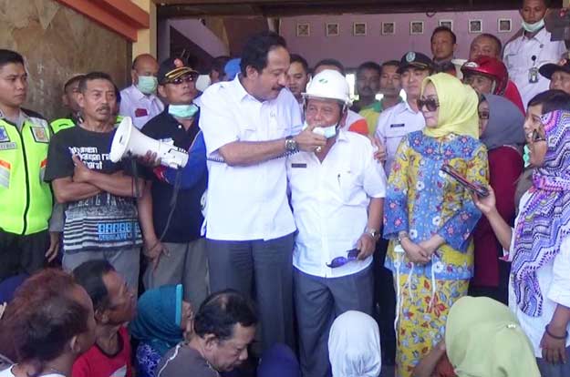 Bupati Ponorogo Ipong Muchlissoni dan Kadis PU dan Penataan Ruang Jamus Kunto, memberikan penjelasan kepada pedagang Pasar Songgolangit.