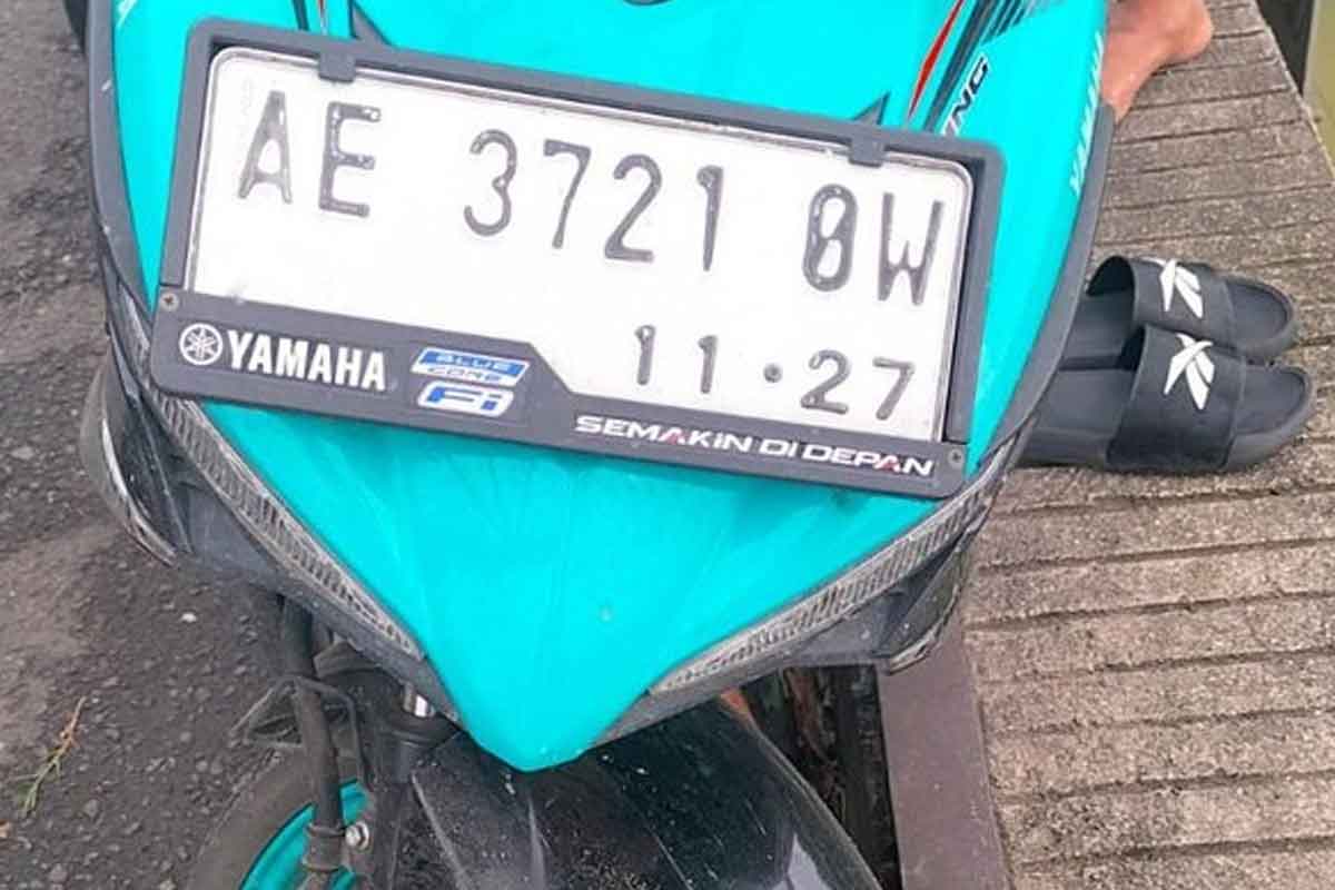 Motor Yamaha MX King yang terparkir besama sandal di atas jembatan  Ngujur, Desa Goranggareng Taji, Kecamatan Nguntoronadi, Magetan. Foto: Ist