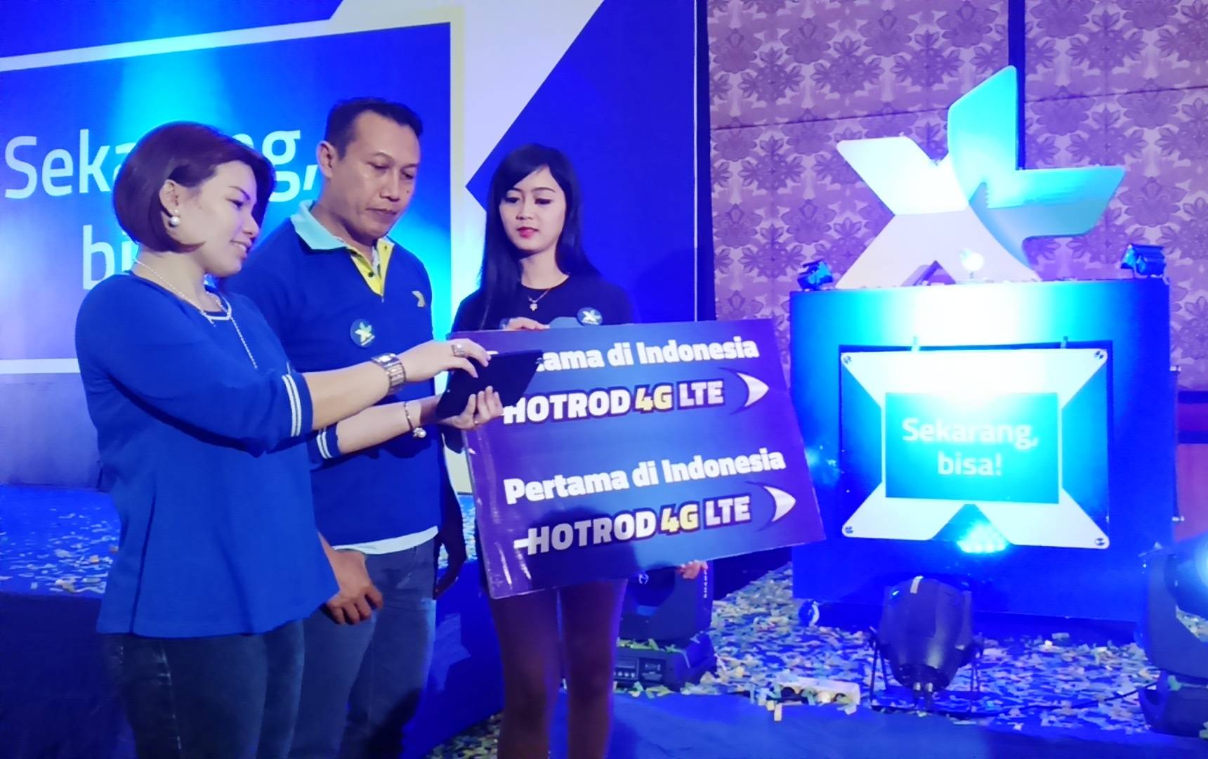LEBIH DINAMIS. Deputy CCO XL East & North Kencono Wibowo (tengah). foto : nisa/bangsaonline
