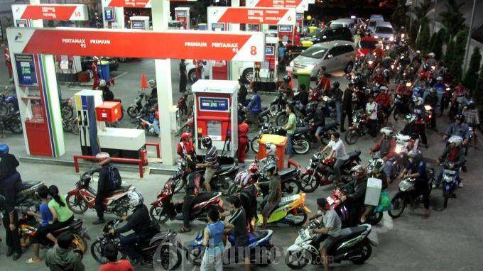 Antrian pengendara motor dan mobil untuk membeli BBM di sejumlah SPBU di berbagai daerah beberapa hari ini menjadi pemandangan umum. Foto: Wartakotalive.com/