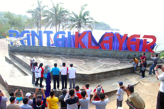 Pantai Klayar Pacitan menjadi salah satu destinasi wisata di Jatim yang cocok dikunjungi. 