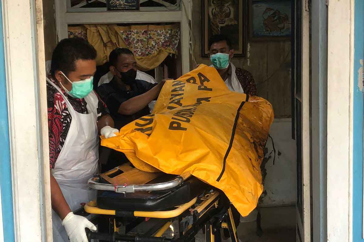 Jenazah korban saat dievakuasi oleh tim medis.
