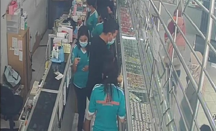 Potongan rekaman CCTV proses pengambilan emas. (foto: ist)