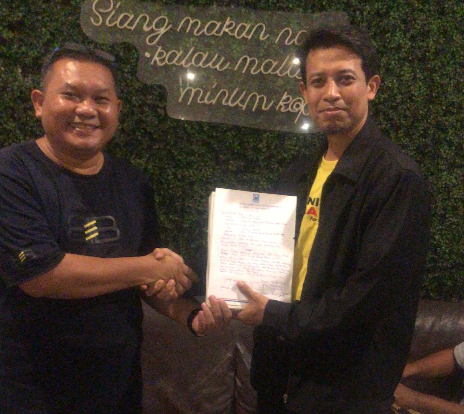 Agus Supriyanto (kiri) saat sertijab Ketua Partai Gelora Sidoarjo kepada Riannumi Asghori