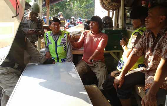 Ruly saat diajak dialog dengan petugas dari Polsek Genteng. foto: rusmiyanto/BANGSAONLINE