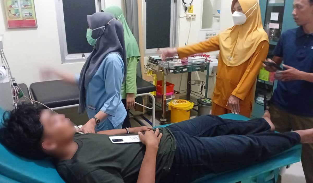 Salah satu korban pengeroyokan ketika dirawat di rumah sakit.