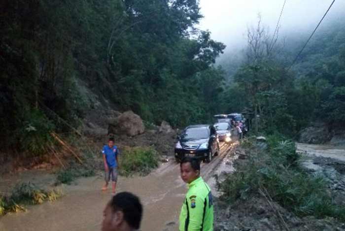 Kondisi Km 258+700 Desa Gegeran sesaat setelah dibersihkan dari longsoran. (ist)