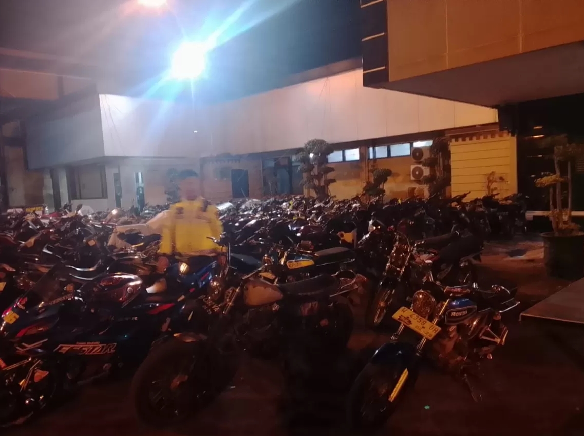 Puluhan motor berknalpot brong hasil razia KRYD yang diamankan di Mapolres Lamongan