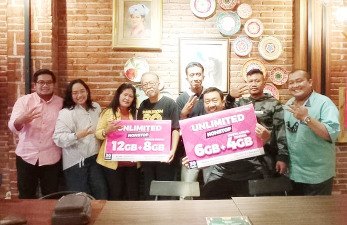 Hatta Yoga Wardhana, Regional Brand Activation Smartfren South East Java (paling kiri).