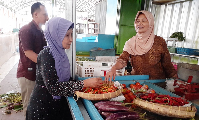 Salah satu pedagang cabai di Pasar Brangkal Kabupaten Mojokerto.