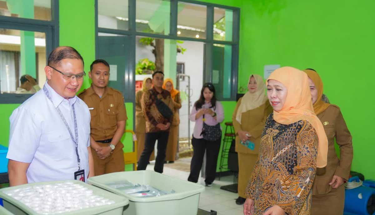 Gubernur Khofifah bersama Kepala Dindik Jatim saat melihat Teaching Factory SMKN 1 Buduran, Sidoarjo.