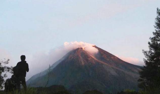 Pemandangan Gunung Raung dari Desa Curah Macan. (sugiyanto/BANGSAONLINE)