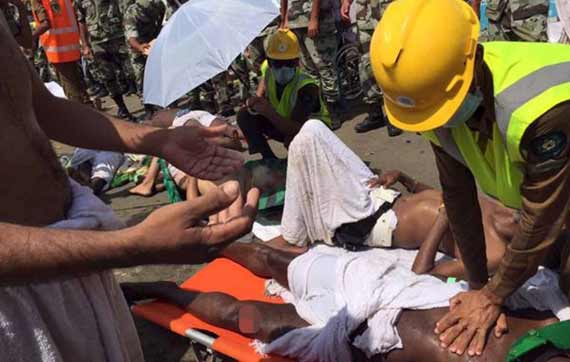 Petugas dari Pertahanan Sipil Arab Saudi berusaha menyelamatkan jemaah haji yang pingsan karena berdesak-desakan saat melanjutkan perjalanan selepas lempar jumrah, di Mina, Kamis (24/9). foto: merdeka