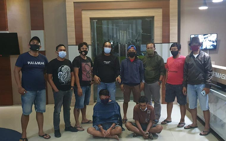 Kedua pelaku, Andrianto alias Tolib dan Purwito (duduk) saat diamankan Tim Resmob Polres Kediri. (foto: ist.)