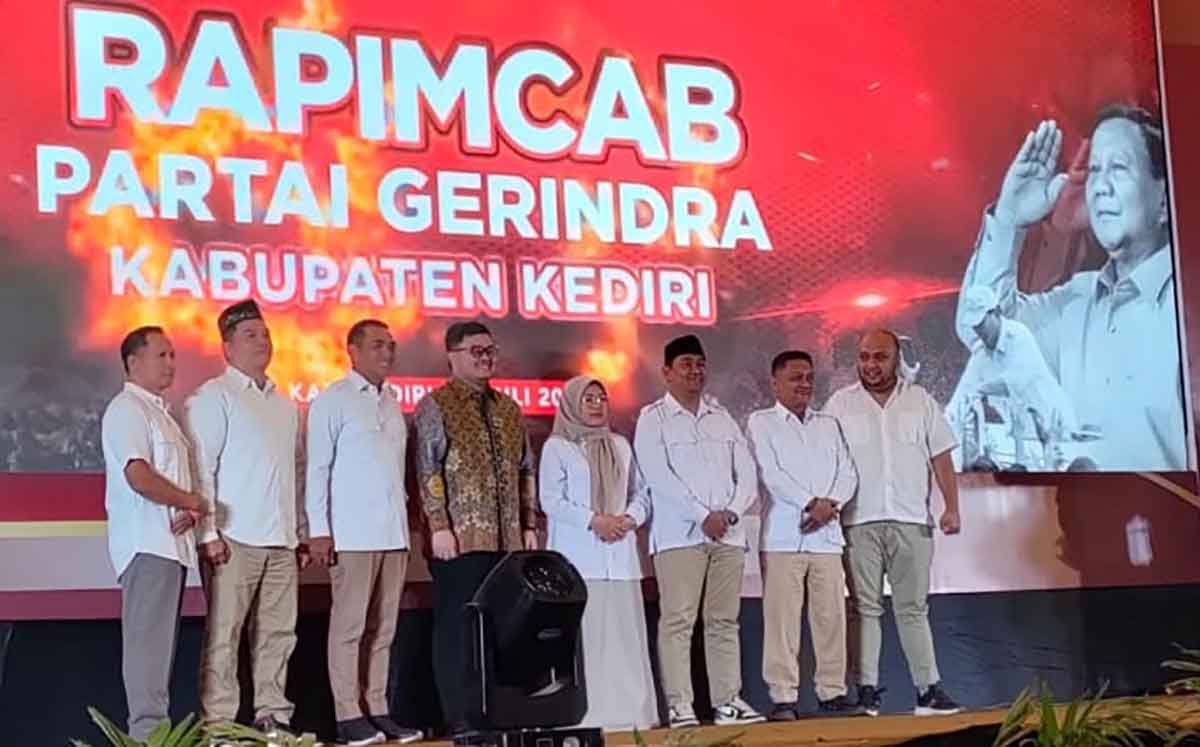 Hanindhito Himawan Pramana (baju batik) bersama Sekretaris DPD Gerindra Jawa Timur, Kharisma, dan jajaran pengurus partai di Kabupaten Kediri. Foto: Ist