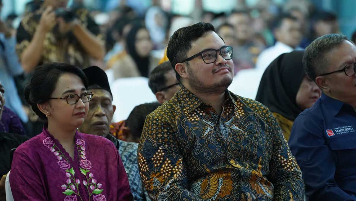 Bupati Kediri bersama dan istri ketika menghadiri acara kelulusan SMA Dharma Wanita 1 Pare boarding school di Convention Hall Simpang Lima Gumul. Foto: Ist