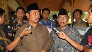 KOMPAK - Bupati Sidoarjo H Saiful Ilah dan Wakil Bupati Sidoarjo MG Hadi Sutjipto melayani pertanyaan wartawan, di Pendopo Delta Sidoarjo. foto dokumentasi BangsaOnline