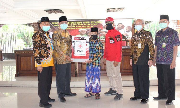 Bupati Pungkasiadi saat memberikan bantuan kepada anak-anak.