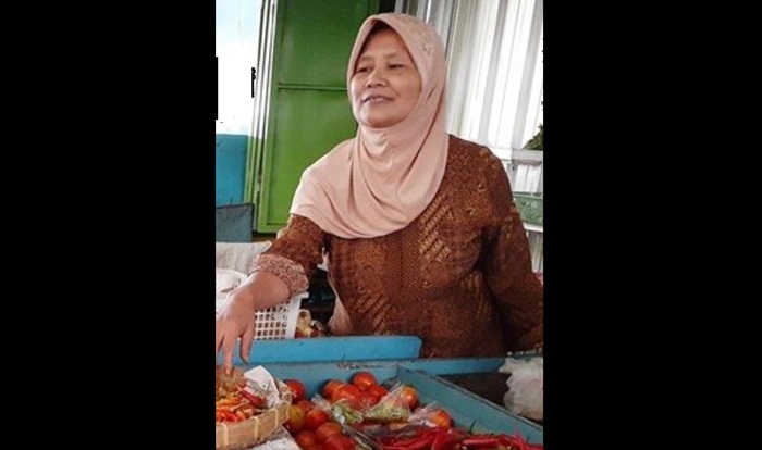 Ibu Dillah, salah satu pedagang sembako dan sayur mayur di Pasar Mojosari.