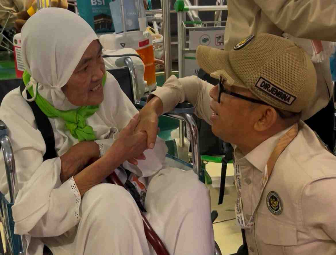 Dirjen BPHU) Dr. H. Puji Raharjo saat menyapa jemaah haji kloter LOP 6 yang akan pulang ke Indonesia melalui bandara King Abdul Aziz Jeddah, Ahad (7/6/2026). Foto: M. Sulthon Neagara/bangsaonline