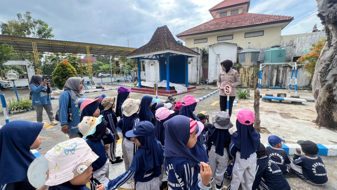 Anggota Satlantas Polres Bangkalan saat kegiatan edukasi tertib lalu lintas kepada siswa  RA Fathimah