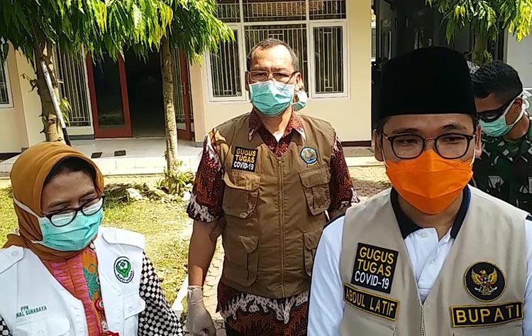 Bupati Bangkalan, R. Abdul Latif Amin Imron saat memberikan keterangan di sela-sela rapid test massal.