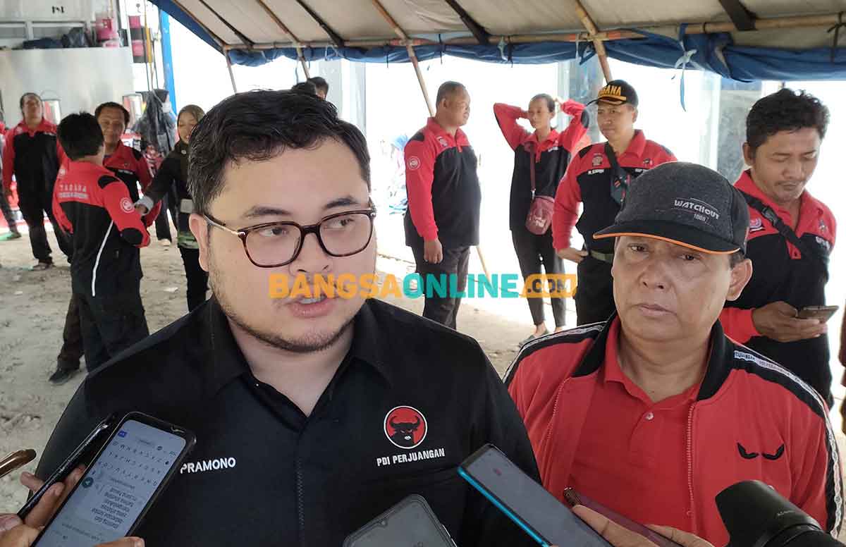 Bupati Kediri, Hanindhito Himawan Pramana, saat memberi keterangan kepada awak media. Foto: MUJI HARJITA/BANGSAONLINE