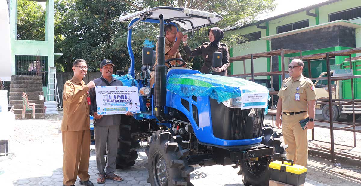 Penyerahan bantuan alsintan untuk kelompok tani di Bojonegoro.