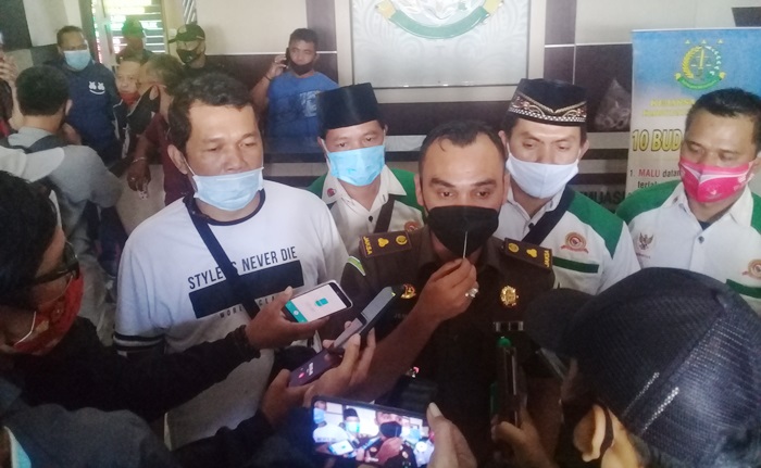 Kepala Seksi Intel Kejaksaan Negeri Kabupaten Pasuruan, Jemmy Sandra saat memberikan keterangan kepada media.