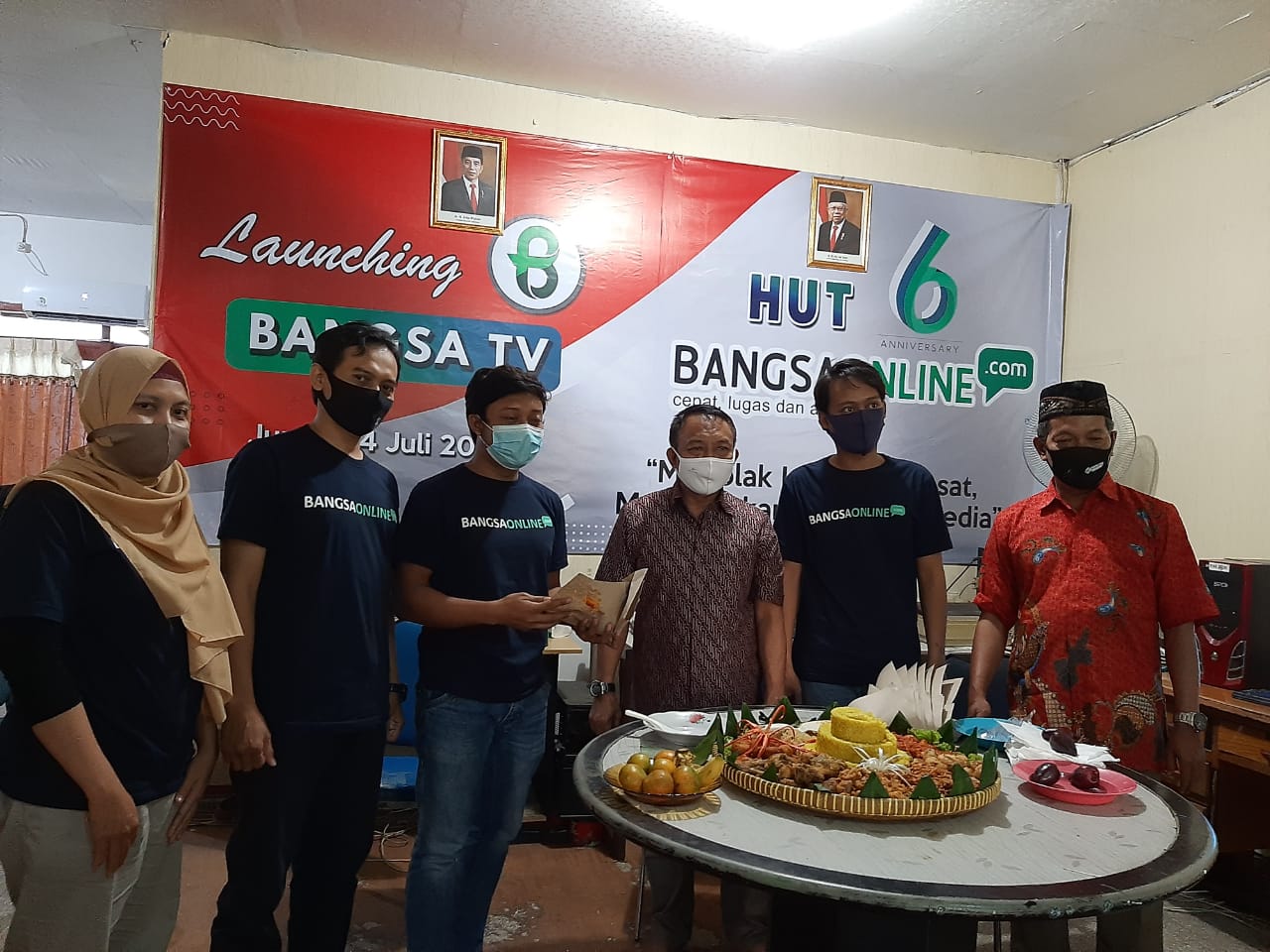 Acara pemotongan tumpeng  dalam acara HUT ke-6 BANGSAONLINE.COM dan Lunching BANGSA TV. Tampak Komisaris Utama BANGSAONLINE.COM, M Mas