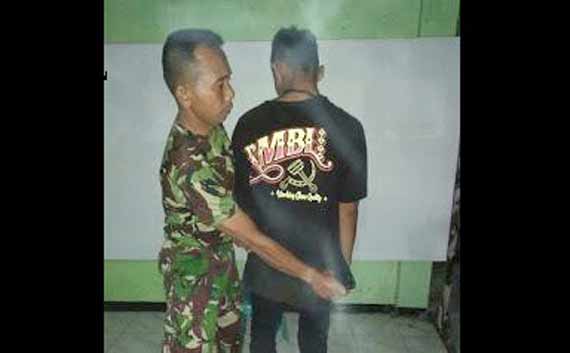 Gambar palu-arit ditemukan pada kaos