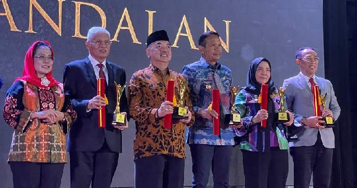 Sekdakot Mojokerto (paling kanan) mewakili Pj Wali Kota Mojokerto saat menerima penghargaan sebagai pembina koperasi andalan dalam acara peringatan Hari Koperasi Indonesia ke-77. 