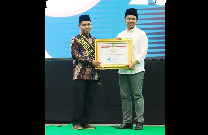 Wakil Gubernur Jatim Terpilih Emil Elestianto Dardak saat memberikan penghargaan kepada Pondok Pesantren Amanatul Ummah. Foto: Istimewa