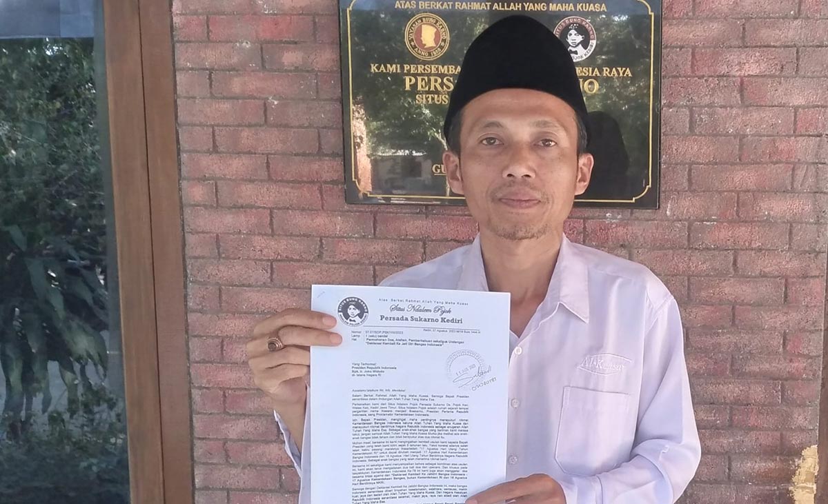 Ketua Harian Situs Ndalem Pojok Persada Soekarno, Kushartono, menunjukkan arsip undangan kepada Presiden Jokowi. Foto: Ist.