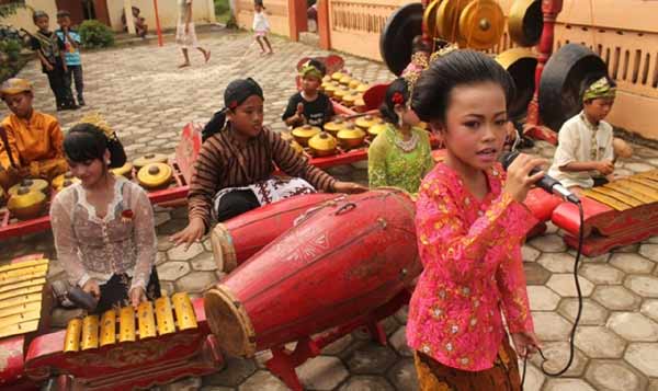 LESTARIKAN BUDAYA: Siswa-siswi SD di Desa Ngetos, Nganjuk saat berlatih karawitan dengan alat musik tradisional. foto: soewandito/ BANGSAONLINE