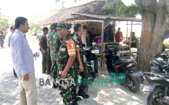 KAGETKAN WARGA: Sejumlah anggota TNI siang tadi mendatangi warung yang berada di pinggir sawah untuk memberikan sosialisasi pembelian gabah langsung oleh Bulog. foto: EKY NURHADI/ BANGSAONLINE