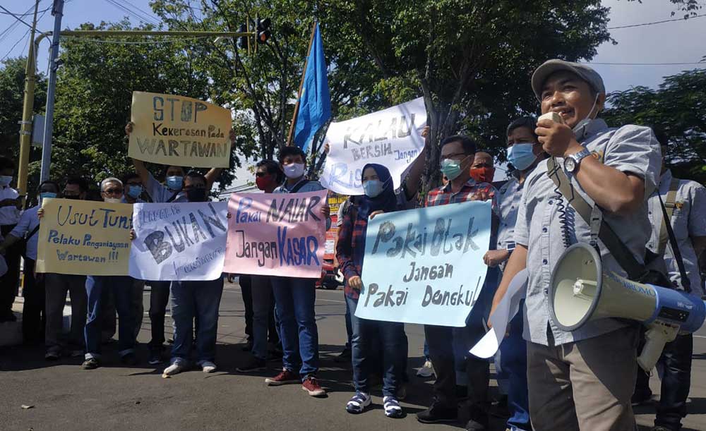 Para wartawan anggota PWI Pasuruan saat menggelar demo di mapolres setempat mengecam kekerasan terhadap wartawan.
