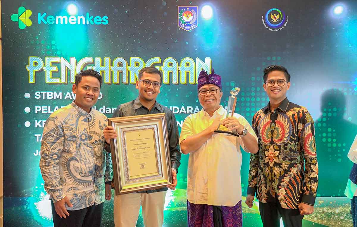 SVP Pengelolaan Pergudangan dan Pelabuhan Petrokimia Gresik, I Gusti Bagus Manacika (dua dari kanan) saat menunjukkan penghargaan dari Kemenkes. Foto: Ist