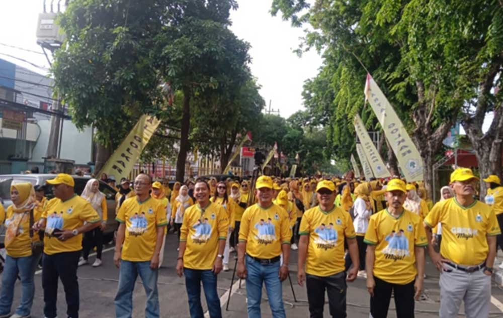 Ketua DPD Golkar Gresik Ahmad Nurhamim (tiga dari kiri) bersama pengurus dan kader saat ikuti senam massal. Foto: Ist.