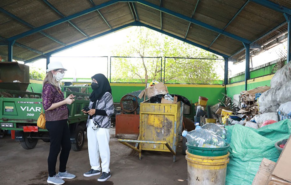 Para peneliti saat tinjau lapang di TPS3R Kelurahan Banjaran. Foto: Ist.