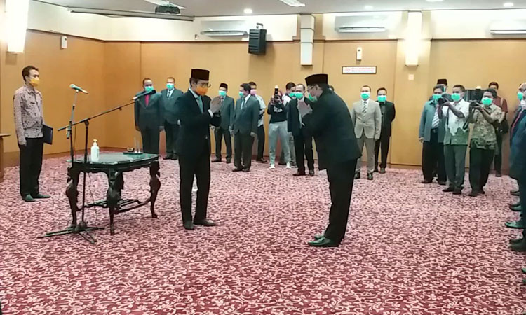 Bupati Bangkalan R. Abdul Imron Amin memberikan ucapan selamat kepada Ir. Ishak Sudibyo, M.M. usai dilantik sebagai Pj. Sekda.