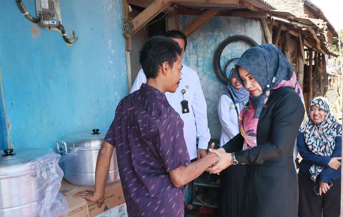 Bupati Mojokerto, Ikfina Fatmawati, saat menyerahkan bantuan modal untuk disabilitas.