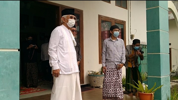 KH A Mustofa Bisri (Gus Mus) menunggu dan menyambut para kiai di teras tempat pertemuan di Pondok Pesantren Asshodiqiyah Gayamsari Semarang Jawa Tengah, Ahad (5/12/2021). Foto: MMA/ BANGSAONLINE.com