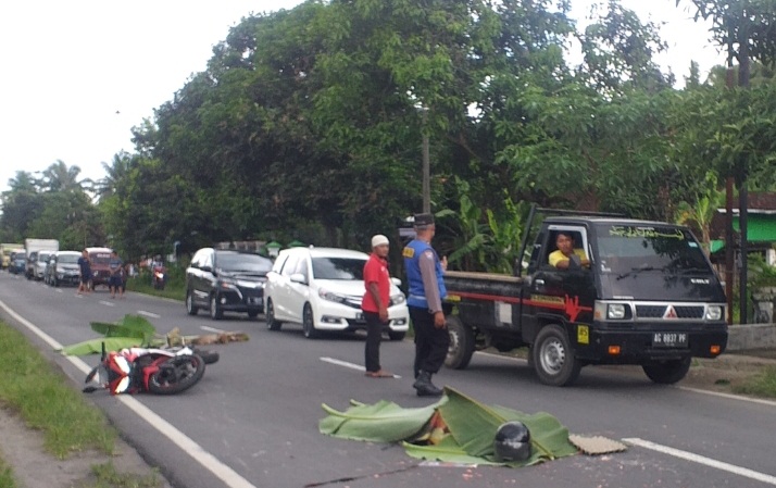 Jenazah korban meninggal ditutupi daun pisang sebelum dievakuasi.